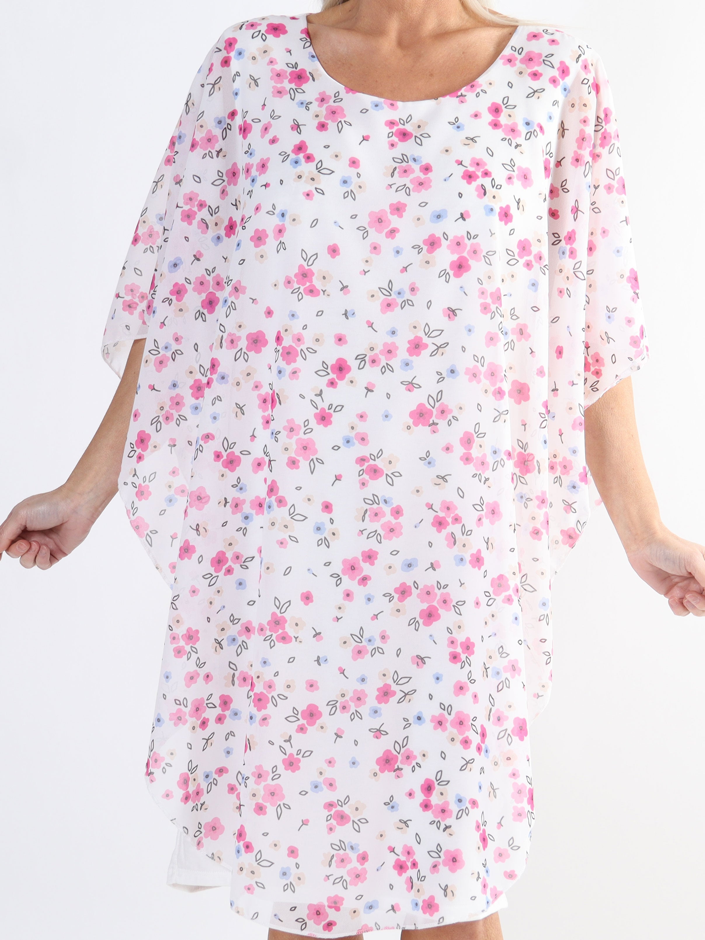 Kenya Small Flower - Tunikaklänning i plus size med blommigt chiffonglager